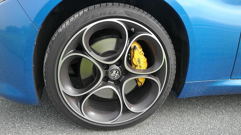 Gelbe Sicherheit: Die Bremsen der italienischen Sportlimousine packen kräftig zu.