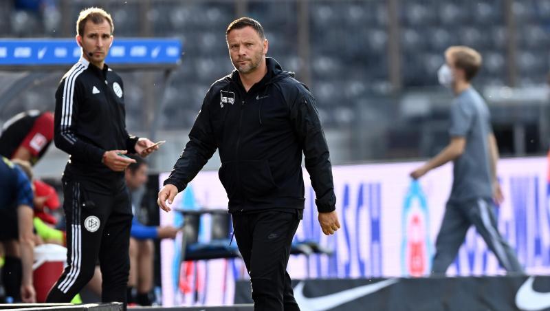 Herthas Cheftrainer Pal Dardai verlässt bei Spielende die Coaching-Zone.