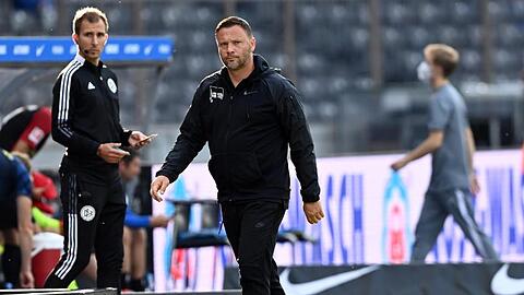 Herthas Cheftrainer Pal Dardai verlässt bei Spielende die Coaching-Zone.