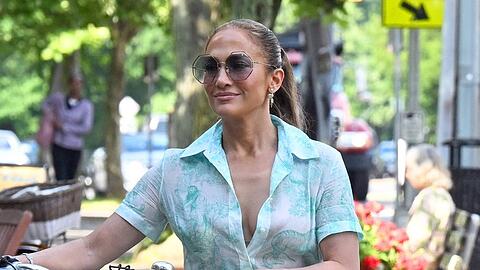 Auf einem der veröffentlichten Sommer-Fotos trägt Jennifer Lopez dieses Kleid.