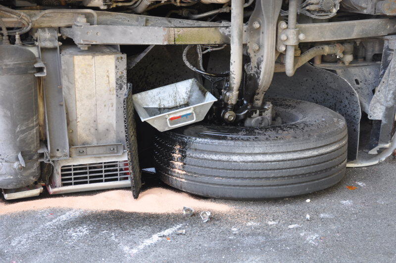 Auf der B 12 bei Simbach kippte ein Lkw um.
