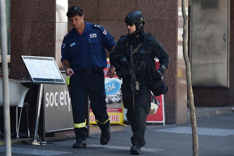 Sydney im Ausnahmezustand: Ein Islamist hat in einem Cafe ca. 30 Menschen als Geisel genommen. Hunderte Polizisten sind im Einsatz.