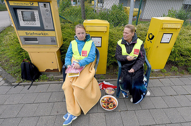 Die beiden Post-Mitarbeiterinnen haben es sich gestern vor dem Verteilzentrum der Post in Kiel gemütlich gemacht.