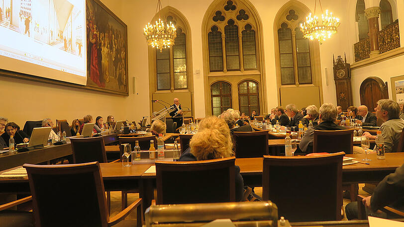 Architekt Meinrad Morger verteidigt seine Ideen im Rathaus.