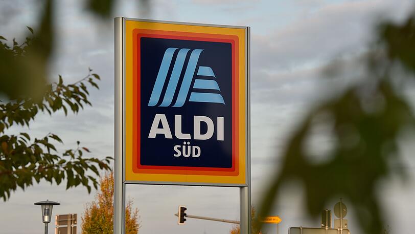 Ein Schild mit dem neuen Logo des Discounters Aldi steht am 03.11.2017 in Schwetzingen (Baden-Württemberg) vor einer Filiale.