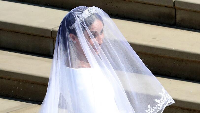 Das Hochzeitskleid von Meghan Markle wurde von der renommierten britischen Designerin Clare Waight Keller entworfen. Das Hochzeitskleid von Meghan Markle wurde von der renommierten britischen Designerin Clare Waight Keller entworfen.