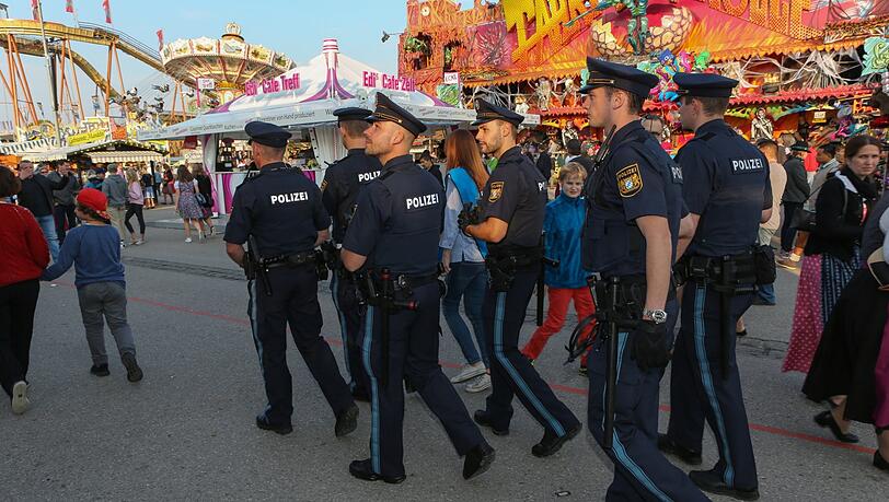 Neben uniformierten Polizisten sind auf dem Oktoberfest auch zivile Taschendiebfahnder unterwegs. Neben uniformierten Polizisten sind auf dem Oktoberfest auch zivile Taschendiebfahnder unterwegs.