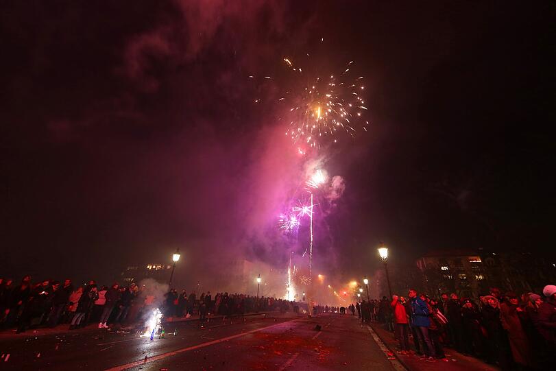 Happy New Year 2014! München feiert Silvester. Hier gibt's die Bilder vom Feuerwerk und von der Party am Friedensengel.