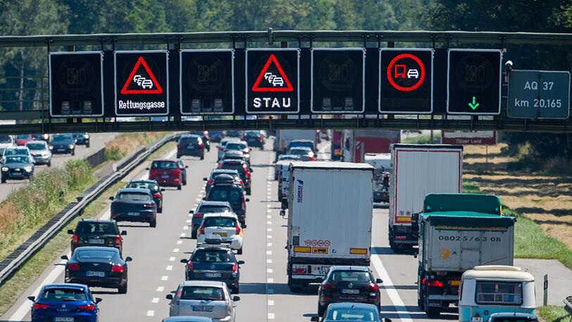 Blick auf die viel befahrene A8. Auch heuer werden sich Autofahrer auf Stau einstellen müssen.