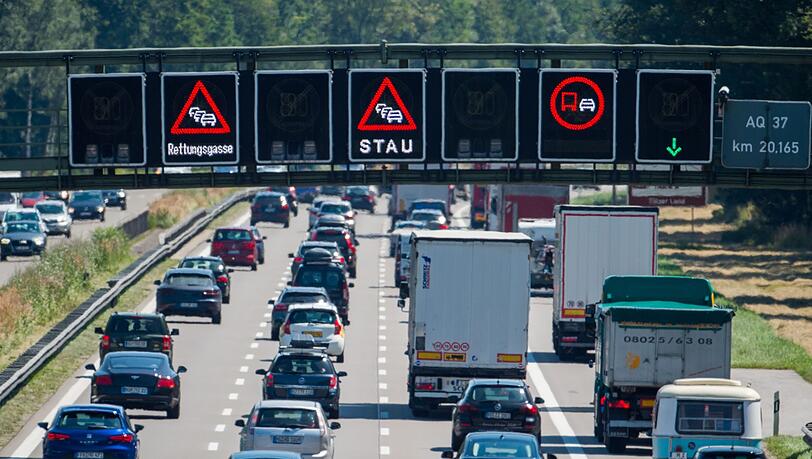 Blick auf die viel befahrene A8. Auch heuer werden sich Autofahrer auf Stau einstellen müssen. Blick auf die viel befahrene A8. Auch heuer werden sich Autofahrer auf Stau einstellen müssen.