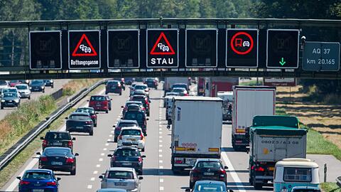 Blick auf die viel befahrene A8. Auch heuer werden sich Autofahrer auf Stau einstellen müssen.