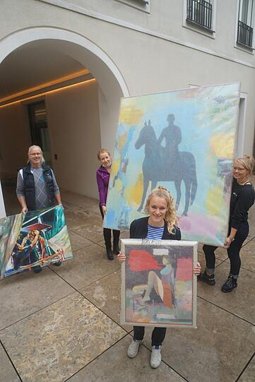 Vor der Galerie (v.l.): Arno von Ingram, Anja Jahns, Josefine Pytlik und vorne Greta Saffer helfen mit beim Umzug.
