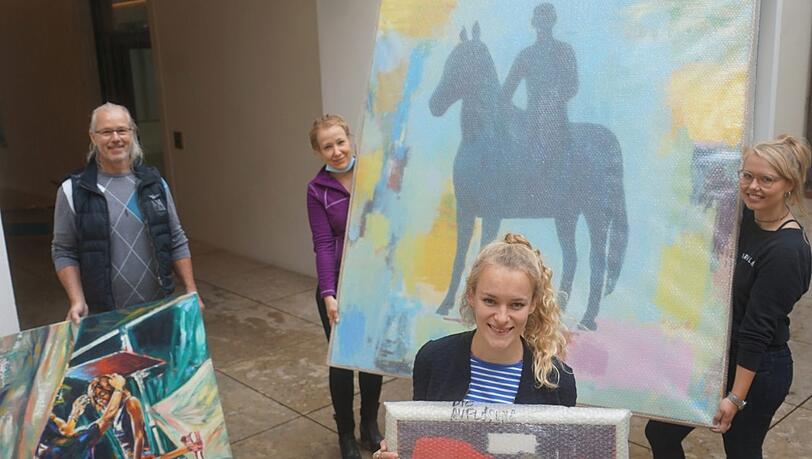 Vor der Galerie (v.l.): Arno von Ingram, Anja Jahns, Josefine Pytlik und vorne Greta Saffer helfen mit beim Umzug. Vor der Galerie (v.l.): Arno von Ingram, Anja Jahns, Josefine Pytlik und vorne Greta Saffer helfen mit beim Umzug.