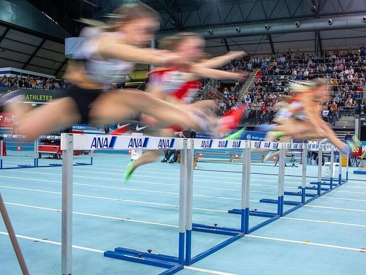 Athletinnen springen in einem Vorlauf über die Hürden. Foto: Jens Büttner/dpa-Zentralbild/dpa/Symbolbild