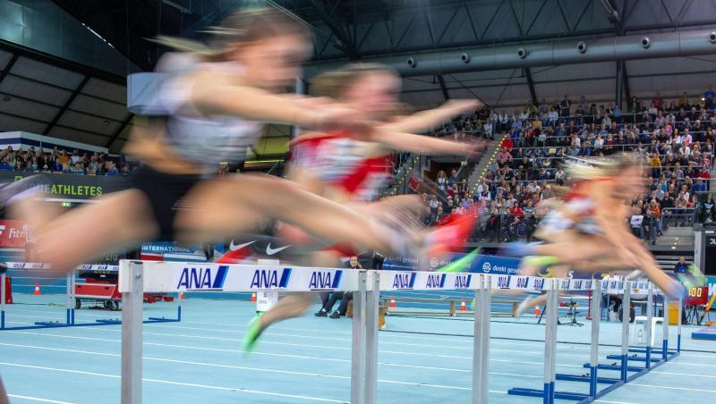 Athletinnen springen in einem Vorlauf über die Hürden. Foto: Jens Büttner/dpa-Zentralbild/dpa/Symbolbild Athletinnen springen in einem Vorlauf über die Hürden. Foto: Jens Büttner/dpa-Zentralbild/dpa/Symbolbild