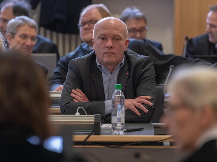 Joachim Wolbergs (SPD), suspendierter Regensburger Oberbürgermeister, sitzt im Verhandlungssaal im Landgericht. Foto: Armin Weigel