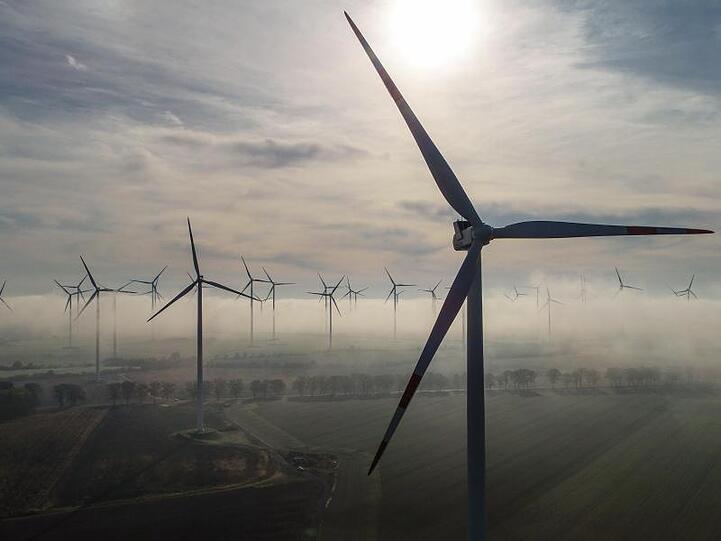 Windenergieanlagen im Morgennebel im Landkreis Oder-Spree.