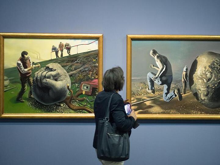 Die Gemälde "Sisyphos behaut den Stein" (l) und "Die Flucht des Sisyphos", von Wolfgang Mattheuer in Dresden.