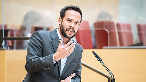 Martin Hagen, Fraktionsvorsitzender der FDP im Bayerischen Landtag, während einer Plenarsitzung.