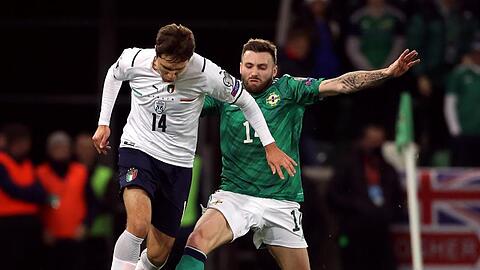 Federico Chiesa (l) kam mit Europameister Italien in Belfast nicht über ein Remis hinaus.