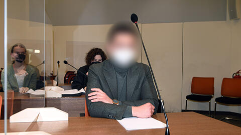 Der angeklagte Polizist beim Prozessauftakt. Er soll in den Drogenskandal im Münchner Polizeipräsidium verwickelt sein.