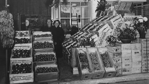 Die Kunst des Verkaufens: Südfrüchtestände in der Großmarkthalle, Thalkirchnerstraße, 1951. Da war Barnaba Giordano schon ein halbes Jahrhundert im Müchen-Geschäft.