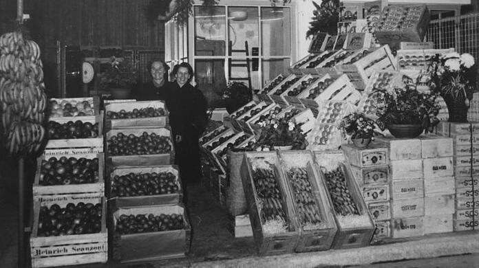 Die Kunst des Verkaufens: Südfrüchtestände in der Großmarkthalle, Thalkirchnerstraße, 1951. Da war Barnaba Giordano schon ein halbes Jahrhundert im Müchen-Geschäft.