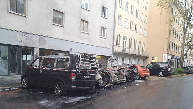 Vier Autos brannten in der Klenzestraße Vier Autos brannten in der Klenzestraße