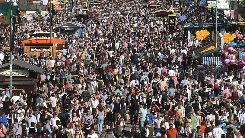Blick von der Bavaria: Unzählige Besucher gehen über das Oktoberfest.