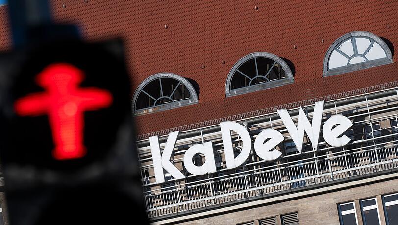 Vor dem Kaufhaus KaDeWe steht eine rote Ampel.