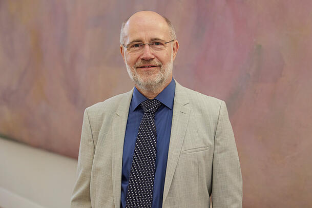 Harald Lesch, Professor f&uuml;r Astrophysik an der LMU. Er k&auml;mpft gegen den Mythos, es gebe "hocheffiziente Verbrenner".