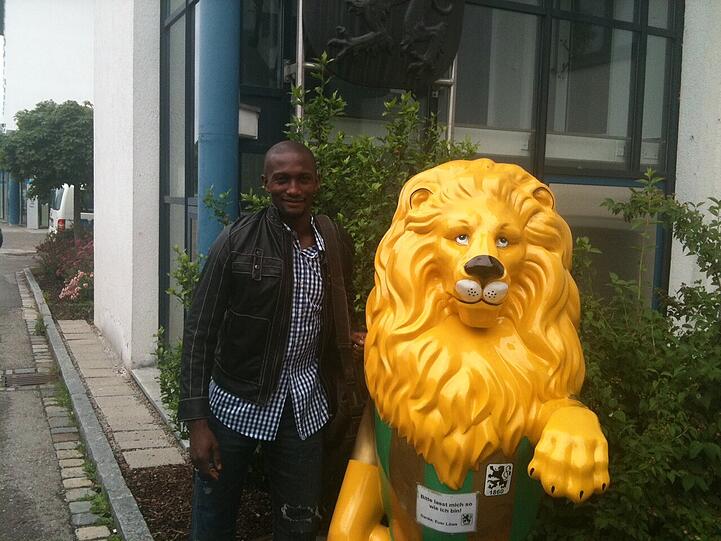 Collin Benjamin an der Löwen-Geschäftsstelle.