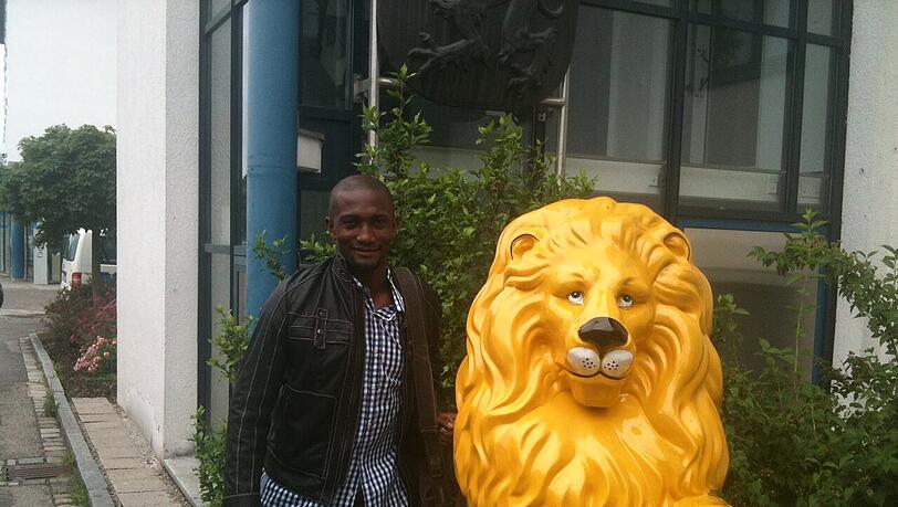Collin Benjamin an der Löwen-Geschäftsstelle. Collin Benjamin an der Löwen-Geschäftsstelle.