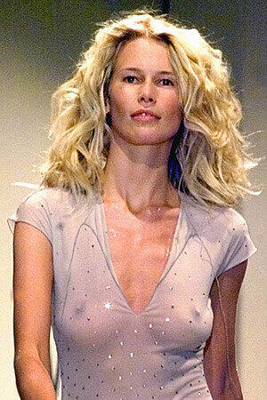 Claudia Schiffer zeigt sich auf dem Laufsteg im durchsichtigen Stöffchen.