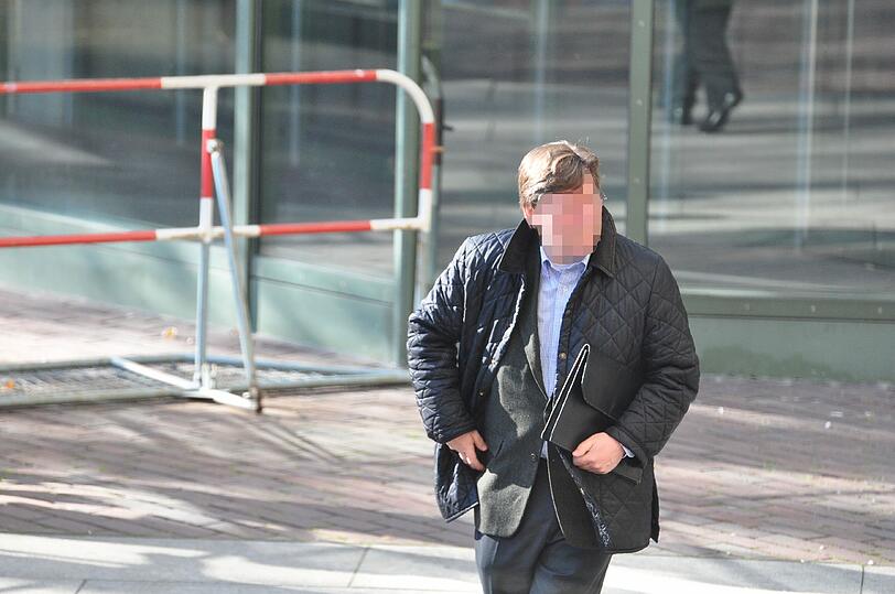 Der angeklagte Smart-Fahrer Martin M. (61) beteuert vor Gericht seine Unschuld: "Ich habe niemanden angefahren."