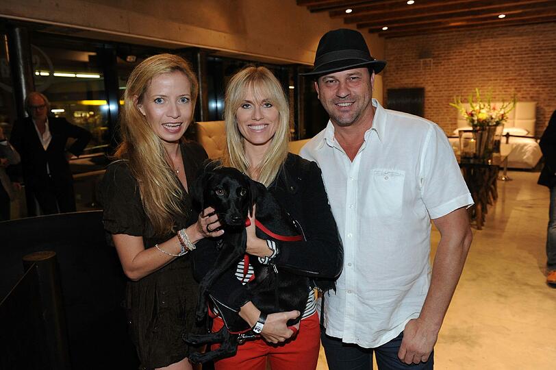 Michel Guillaume mit Freundin Georgina Schultze und Noemi Matsutani mit Hund Mila bei der Eröffnung des Betten Concept Store am 29.08.2013 in München.