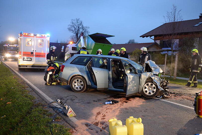 Ein Audi-Fahrer geriet auf der Bundesstraße bei Marquartstein auf die Gegenfahrbahn. Es kam zum Frontalzusammenstoß.
