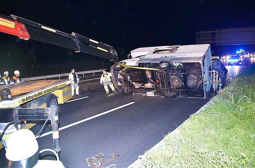 Sperrung auf der A9: Die Feuerwehr musste das umgestürzte Wohnmobil mit einem Kran wieder aufrichten.