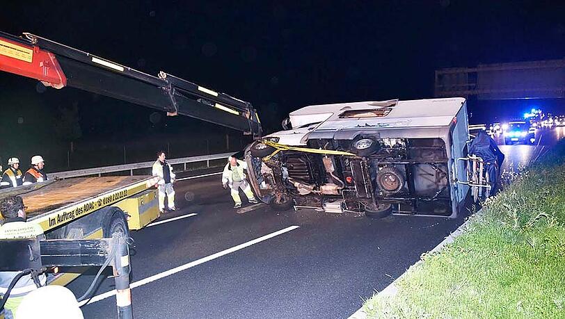 Sperrung auf der A9: Die Feuerwehr musste das umgestürzte Wohnmobil mit einem Kran wieder aufrichten. Sperrung auf der A9: Die Feuerwehr musste das umgestürzte Wohnmobil mit einem Kran wieder aufrichten.