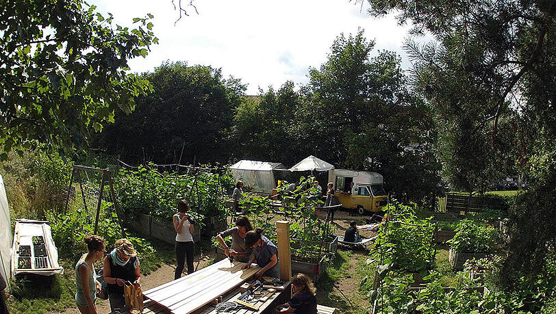 Voll grün: Stadtbewohner im Gemeinschaftsgarten. Voll grün: Stadtbewohner im Gemeinschaftsgarten.