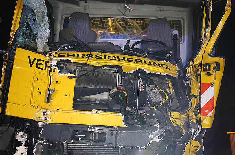Bei seinem Crash in eine Baustelle hinterließ ein Lkw eine Schneise der Verwüstung. Die Bilder.
