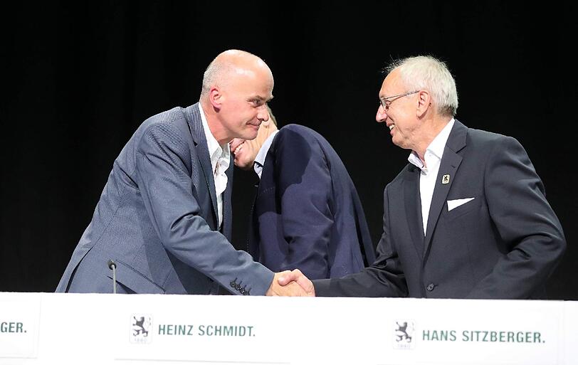 Die Bilder von der Mitgliederversammlung der Münchner Löwen im Zenith.