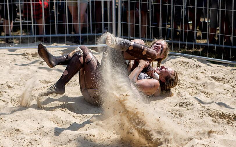 Sonst eher Schlamm-Catchen, dieses Mal Sand-Catchen.
