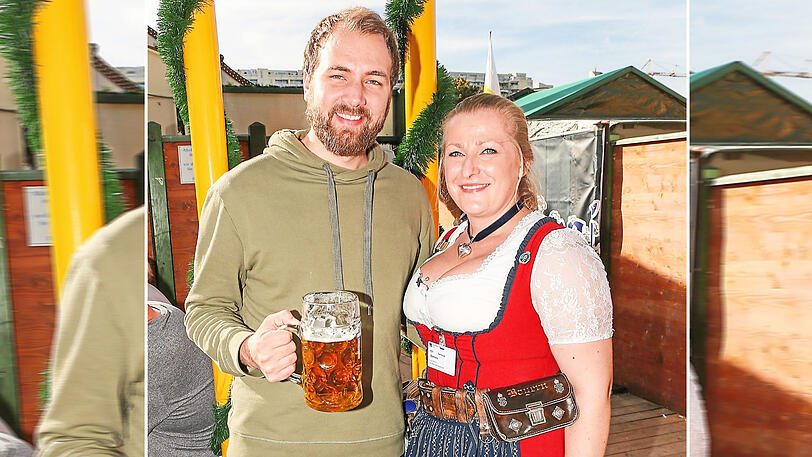 Christopher Rüping und Wiesnbedienung Babsi Schiller im Biergarten der Fischer Vroni.