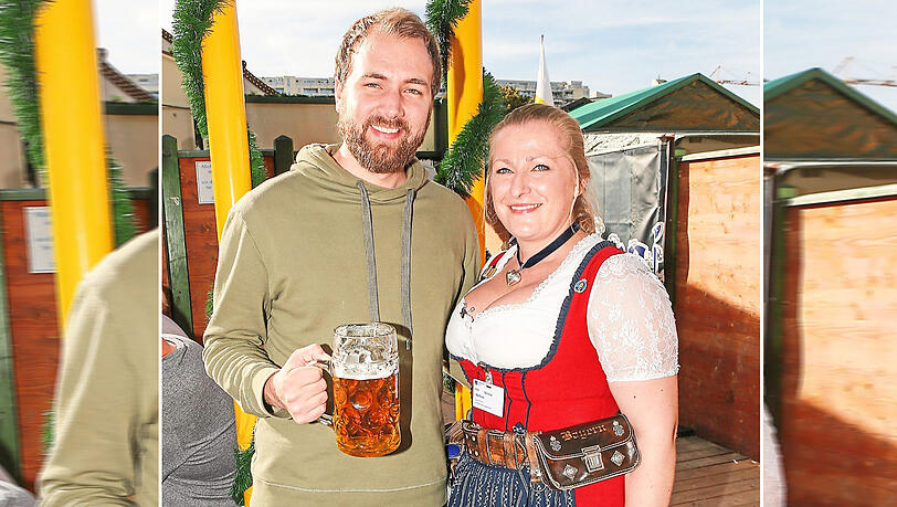 Christopher Rüping und Wiesnbedienung Babsi Schiller im Biergarten der Fischer Vroni. Christopher Rüping und Wiesnbedienung Babsi Schiller im Biergarten der Fischer Vroni.