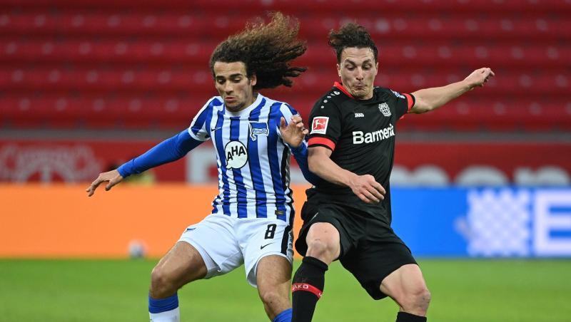 Herthas Matteo Guendouzi (l) im Zweikampf mit Leverkusens Julian Baumgartlinger.
