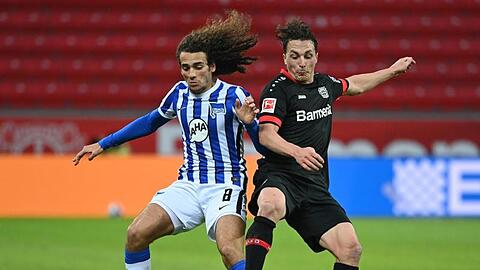 Herthas Matteo Guendouzi (l) im Zweikampf mit Leverkusens Julian Baumgartlinger.