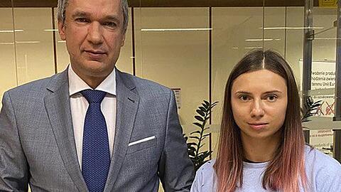 Kristina Timanowskaja und der belarussische Dissident Pawel Latuschka kurz nach ihrer Ankunft in Warschau.