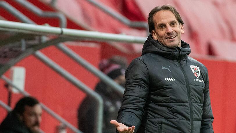 Ingolstadts Trainer Rüdiger Rehm gestikuliert.