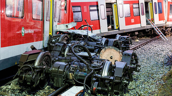 Die aufeinander geprallten S-Bahnen an der Unfallstelle in der Nähe des Bahnhofes Ebenhausen-Schäftlarn zu sehen, Trümmer liegen auf den Gleisen.